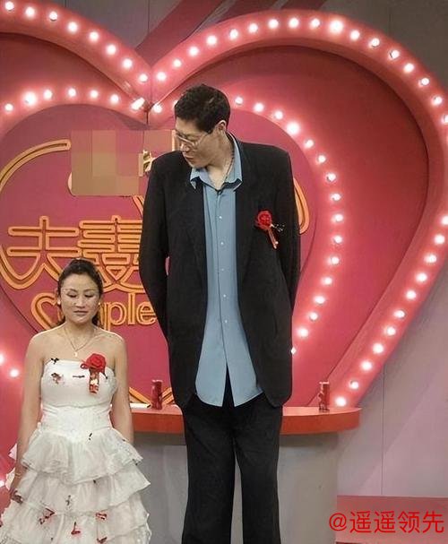 乐鱼体育下载 2.42米巨人娶1.6米妻子，婚后20年无子嗣，妻子：生活很不方便